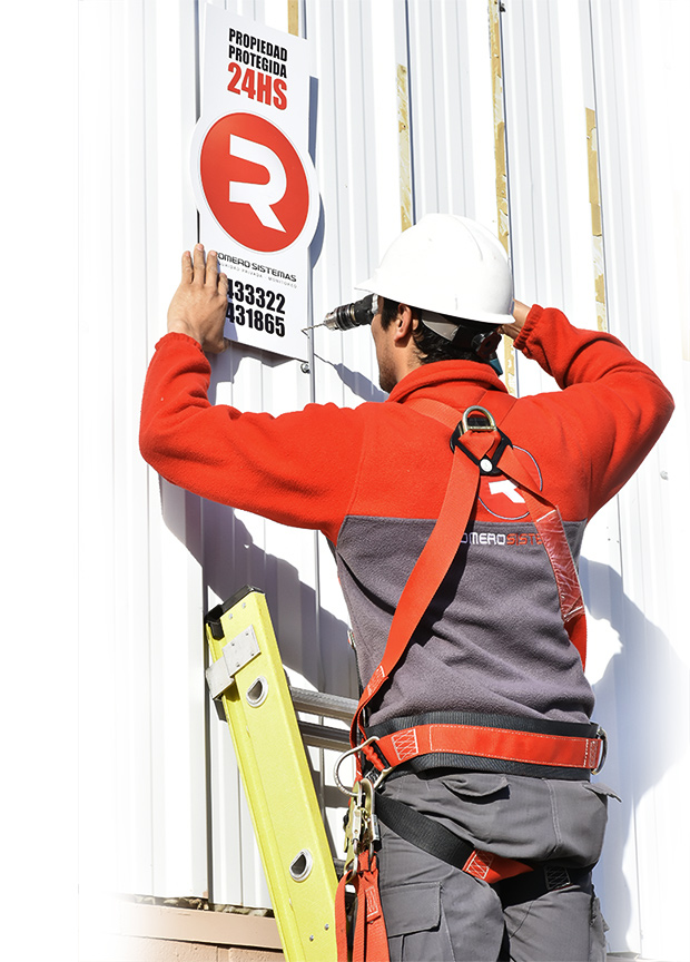 Técnico de Romero Sistemas instalando cámaras de seguridad en Río Gallegos